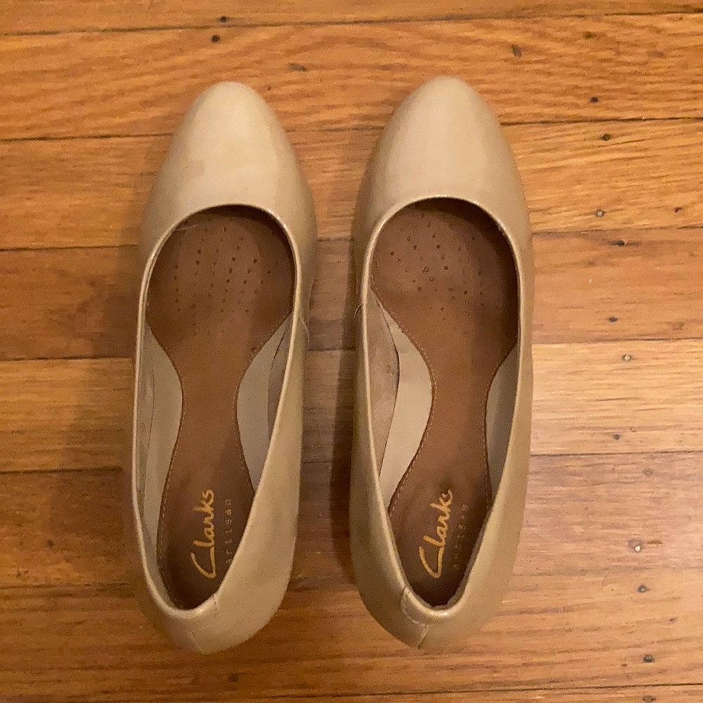 Clarks nude patent leather pumps